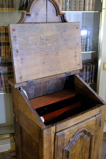 Petit secrétaire en pente formant écritoire...