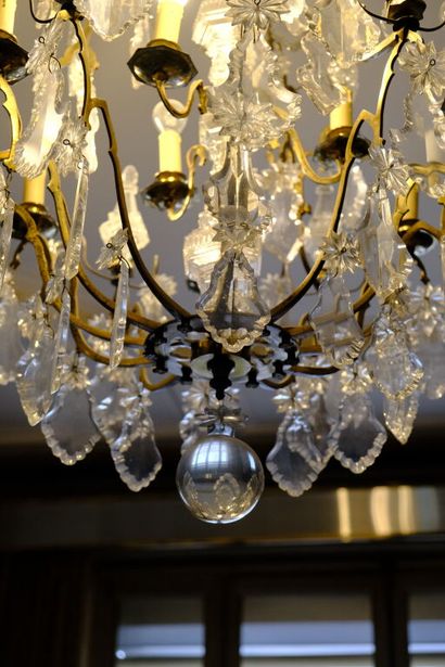 Lustre à pendeloques à neuf bras de lumière...