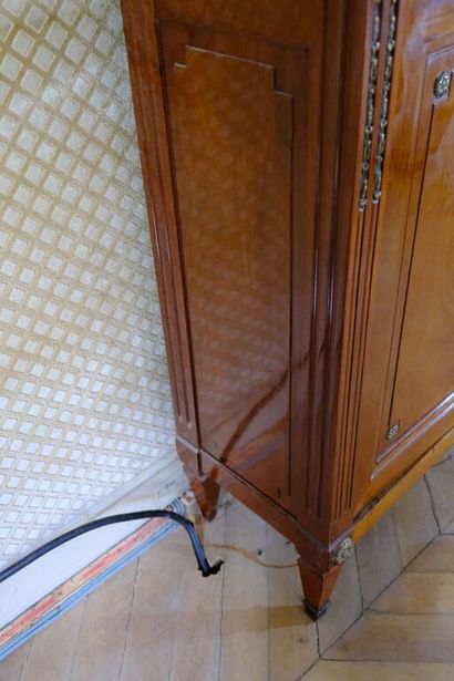 Petite armoire en acajou et placage d'acajou...
