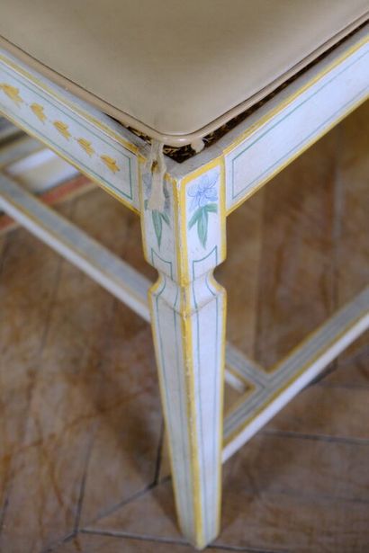 Chaise en bois relaqué blanc à dossier ajouré...