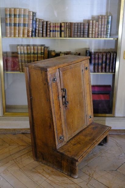 Prie dieu en noyer mouluré ouvrant par deux...