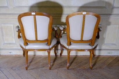 Paire de fauteuils cabriolets à dossier violoné...