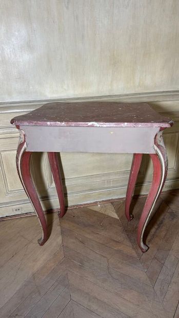 Console de forme chantournée en bois sculpté...