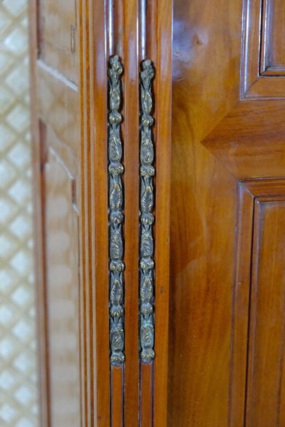 Petite armoire en acajou et placage d'acajou...