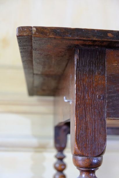 Ensemble en chêne ciré comprenant: 
- Une...
