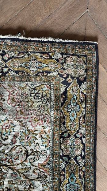 TAPIS d'ORIENT.
Tapis en laine et soie à...