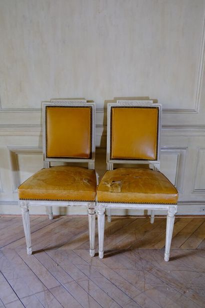 Paire de chaises à dossier plat en bois laqué...