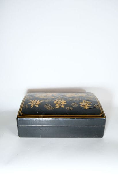 CHINE.
Coffret laqué noir et or, les anses...