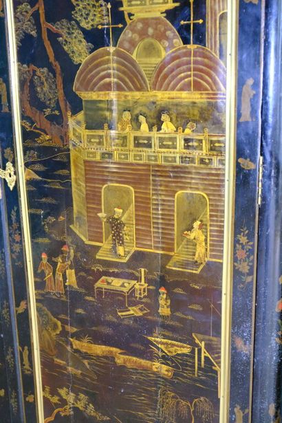 Armoire à décor de panneaux en laque européenne...