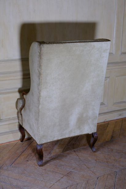 Bergère à oreilles en bois sculpté à décor...