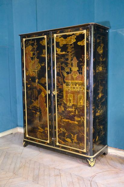 Armoire à décor de panneaux en laque européenne...