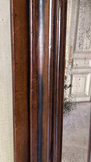 Miroir étroit dans un encadrement en bois...