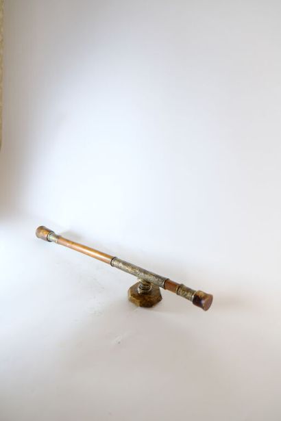 CHINE.
Pipe à opium en bambou et métal argenté...