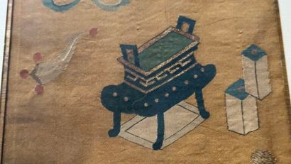 CHINE.
Petit panneau en kesi sur fond jaune,...