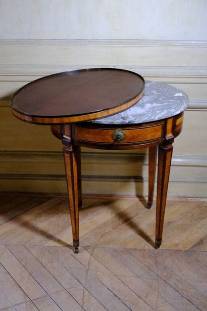 Petite table volante de forme ovale à décor...