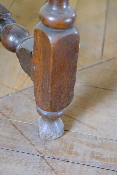 Ensemble en chêne ciré comprenant: 
- Une...