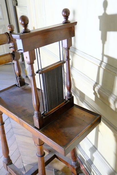 Métier à tisser en bois naturel. Les montants...