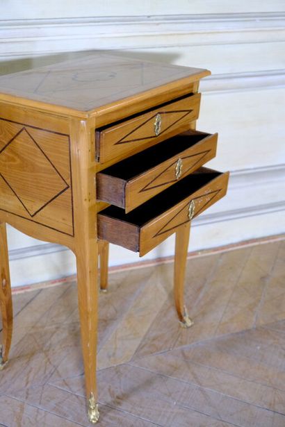 Petite table volante en merisier incrusté...