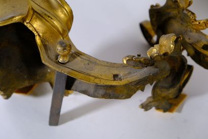 Paire de chenets en bronze doré et ciselé...