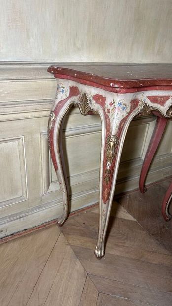 Console de forme chantournée en bois sculpté...