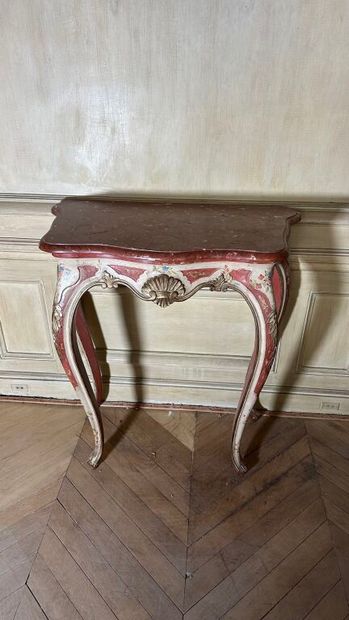 Console de forme chantournée en bois sculpté...