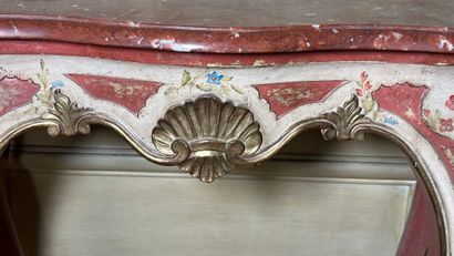 Console de forme chantournée en bois sculpté...