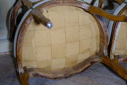 Paire de fauteuils cabriolets à dossier violoné...
