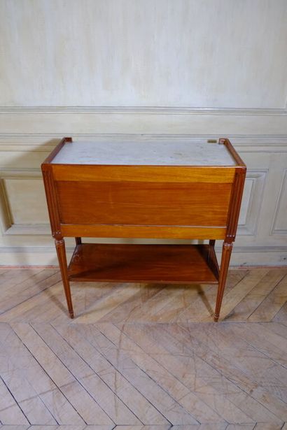 Petit meuble à rideau en acajou mouluré reposant...