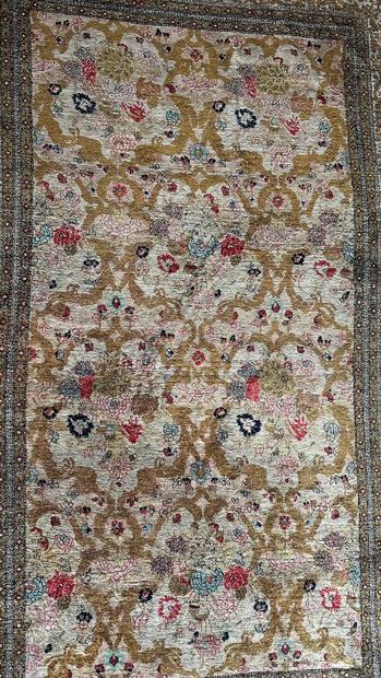 TAPIS d'ORIENT, Iran.
Tapis en laine et soie...