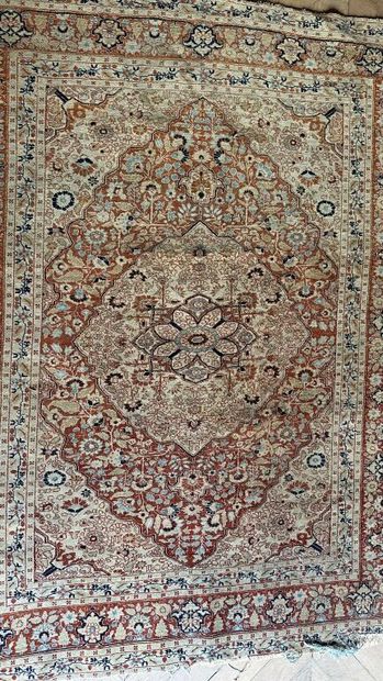 TAPIS d'ORIENT, Iran.
Tapis en laine et soie...