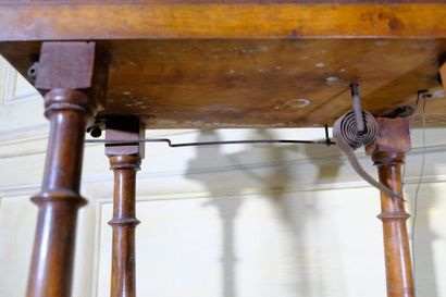 Métier à tisser en bois naturel. Les montants...