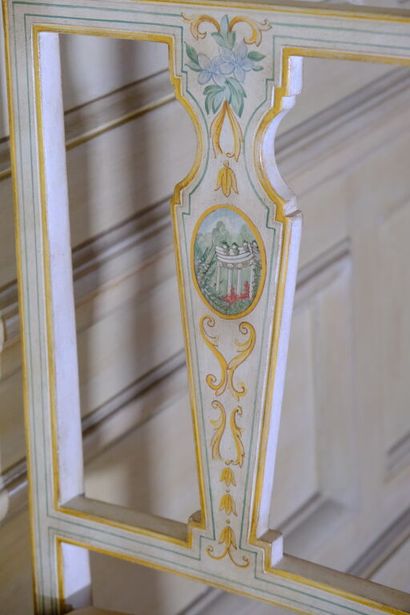 Chaise en bois relaqué blanc à dossier ajouré...