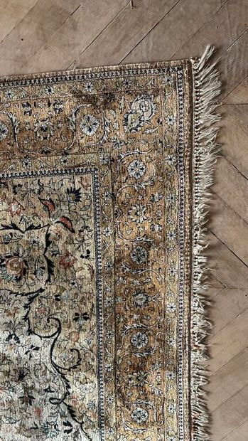 TAPIS D'ORIENT.
Tapis en laine et soie à...