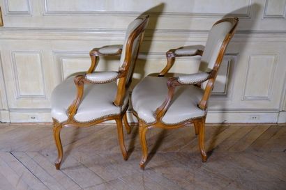 Paire de fauteuils cabriolets à dossier violoné...