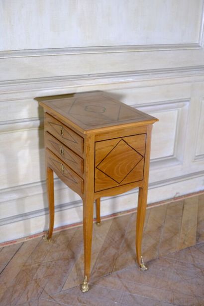 Petite table volante en merisier incrusté...