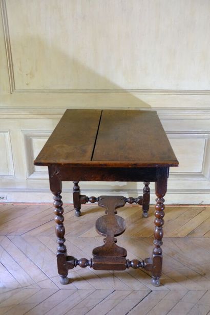 Ensemble en chêne ciré comprenant: 
- Une...