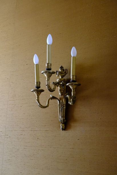 Paire d'appliques à trois bras de lumière...