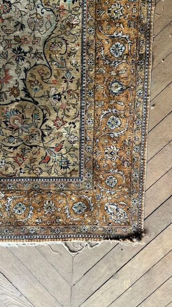 TAPIS D'ORIENT.
Tapis en laine et soie à...