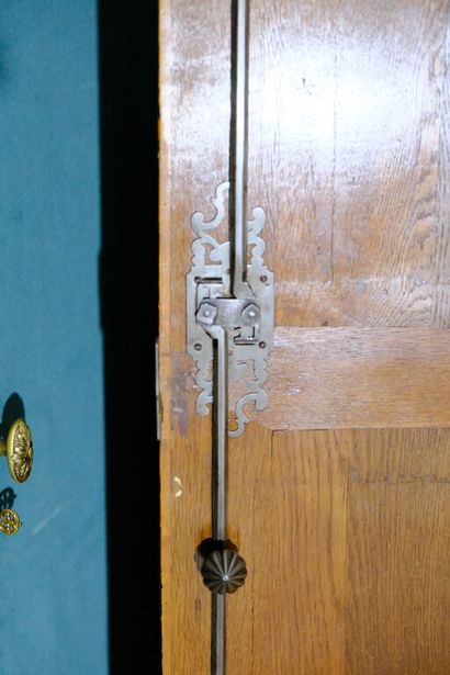 Armoire à décor de panneaux en laque européenne...