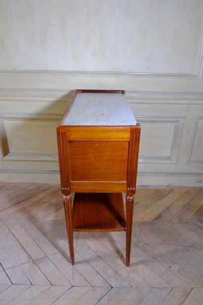 Petit meuble à rideau en acajou mouluré reposant...