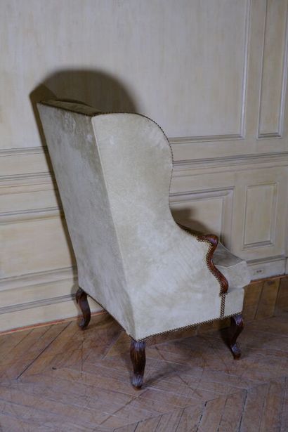 Bergère à oreilles en bois sculpté à décor...