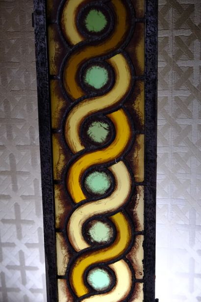 Vitrail moderne longiligne en verre et métal...