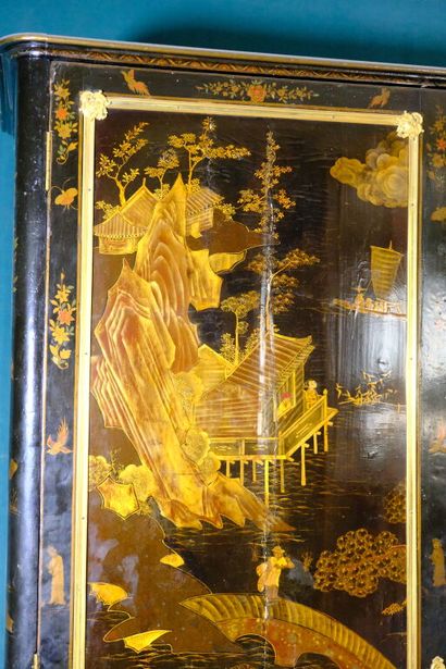 Armoire à décor de panneaux en laque européenne...