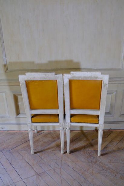 Paire de chaises à dossier plat en bois laqué...