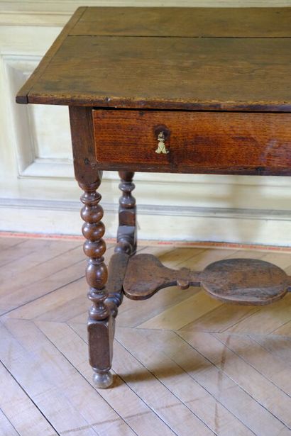 Ensemble en chêne ciré comprenant: 
- Une...
