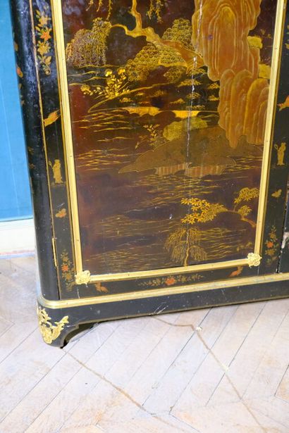 Armoire à décor de panneaux en laque européenne...
