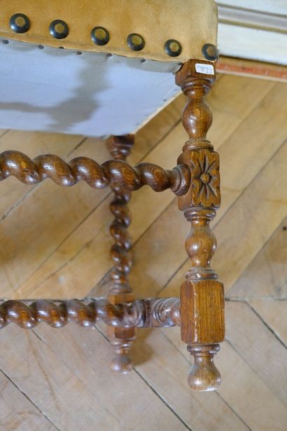 Ensemble en chêne ciré comprenant: 
- Une...