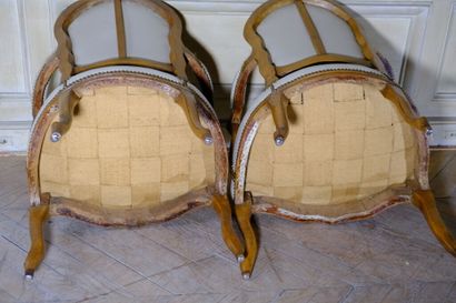 Paire de fauteuils cabriolets à dossier violoné...