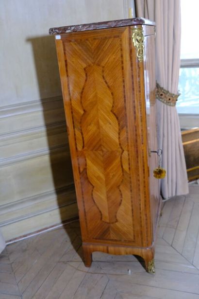 Armoire à hauteur d'appui en placage de bois...