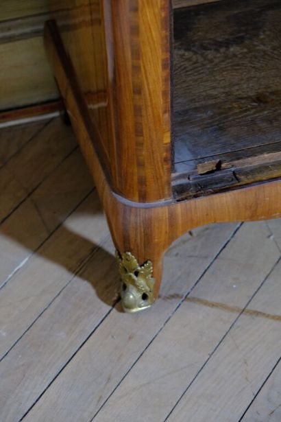 Armoire à hauteur d'appui en placage de bois...